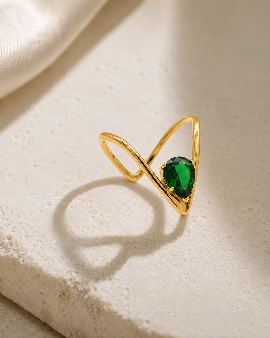 Verde V-Line Solitaire Ring