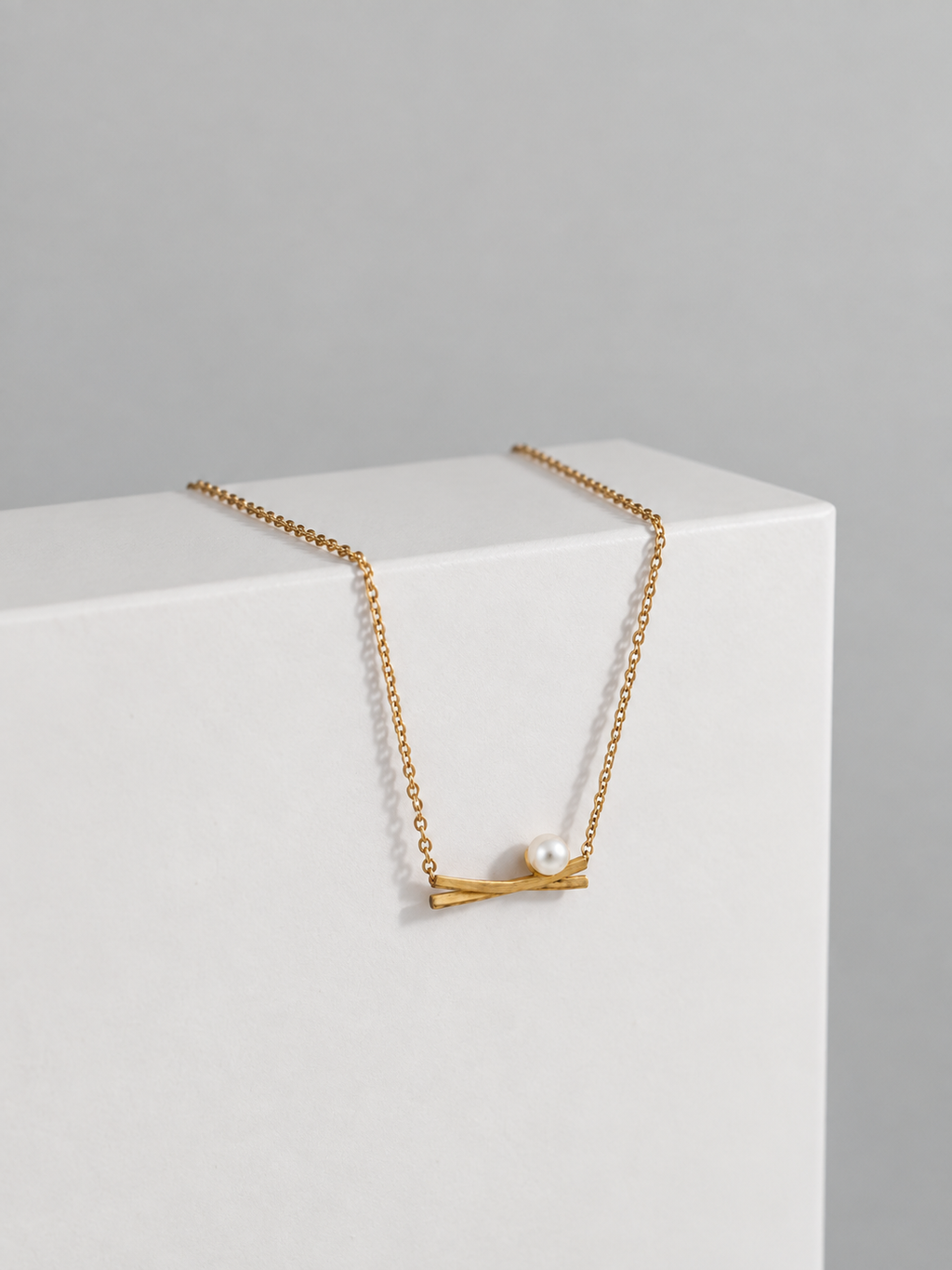Solene Crossed Bar Single Pearl Necklace